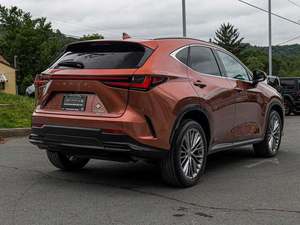 Lexus NX 350 Premium AWD 2024, Automático, Llantas de Aleación R17, Asientos de Cuero, Sistema de Navegación con Luz Izquierda, Arranque Remoto - Product Image 2