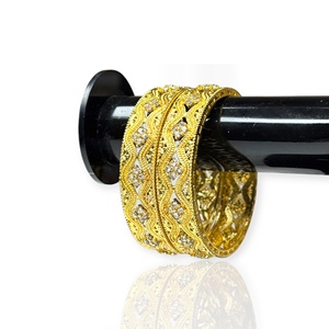 กำไลข้อมือดีไซน์เก๋ทันสมัยทรงเรขาคณิตประดับมุกชุบทองสำหรับผู้หญิง สวมใส่ในงานแต่งงานหรืองานเฉลิมฉลอง คุณภาพส่งออก เครื่องประดับเลียนแบบ - Product Image 2