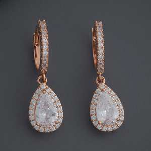 ต่างหูแบบห้อยสำหรับงานแต่งงาน ประดับด้วยทองแดงและไข่มุกสไตล์ศาสนา - Product Image 1