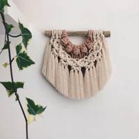 Suspension murale en macramé complexe, art en bois neutre et terreux pour boutiques, cafés ou intérieurs de maison, vente en gros