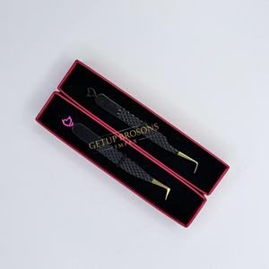 Pinzas Profesionales para Extensión de Pestañas de 90 Grados, de Acero Inoxidable con Recubrimiento de Polvo Negro y Punta Dorada con Diseño de Corazón de Diablo - Product Image 2