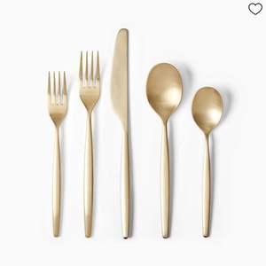 Elegante juego de cubiertos dorados pulidos, desarrollado con artesanía refinada que ofrece un atractivo gastronómico de primera calidad. - Product Image 2