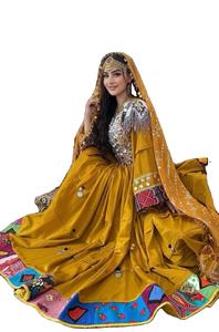 Belle femme afghane portant une robe traditionnelle jaune moutarde pashtun kuchi avec une broderie complexe et un couvre-chef matha patti - Product Image 5
