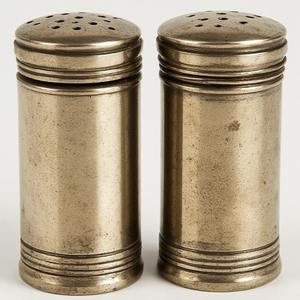 Moulin à sel et à poivre en laiton fabriqué à la main avec patine antique noircie Artisan fait à la main conçu pour les repas décoratifs - Product Image 1