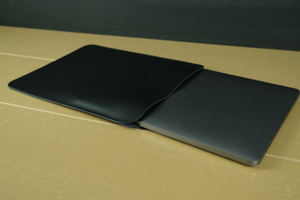 Housse pour ordinateur portable en cuir pleine fleur légère faite à la main Logo couleur personnalisable durable pour les professionnels du bureau - Product Image 6