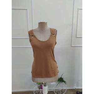 Blusa de viscosa con tirantes y cuello en V para mujer con detalle de ojales, 36268 - Café - Product Image 4