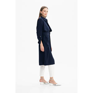 Trench-coat court bleu marine drapé pour femme avec col, poches et ceinture - Product Image 3