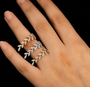 Belle bague en argent sterling Moissanite Forme de marques Bague personnalisée pour les femmes Diamant à facettes et autres bijoux en diamant - Product Image 1