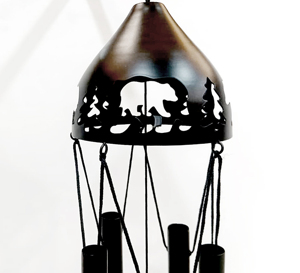 Carillon éolien en métal fait à la main, conçu avec un thème sauvage magnifique, avec des formes d'ours et des découpes d'arbres forestiers sur le dessus - Product Image 3