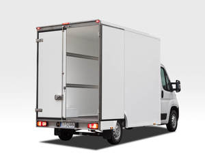Camion de restauration mobile motorisé blanc avec compartiments isolés pour la livraison d'aliments surgelés, la restauration de rue et l'utilisation comme cuisine mobile - Product Image 1