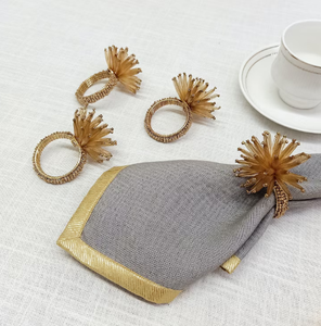 Un ensemble de 4 longs ronds de serviette perles dorées - Product Image 2