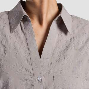 Chemise en popeline texturée GA-I décontractée grise pour le printemps/été – Élément de mode simple - Product Image 5