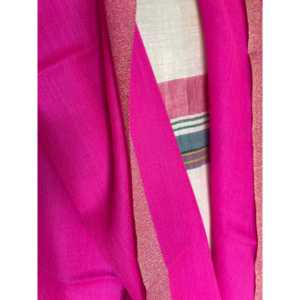 Écharpe en laine rose fluo avec broderie de logo personnalisé, longue écharpe en cachemire imprimée, design tendance pour la saison hiver et printemps - Product Image 3