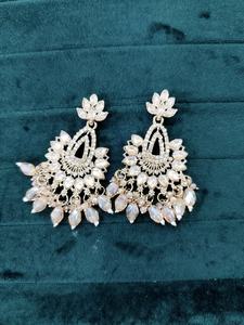 Ensembles de bijoux de boucles d'oreilles Shadow Ensemble de boucles d'oreilles en alliage de zinc léger pour un mariage traditionnel Tendance et élégant - Product Image 2