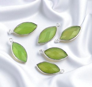 Colgante de Plata de Ley con Engaste de Bisel de Calcedonia Verde Marquise de 8x16 MM, Hecho a Mano, Estilo Bohemio Cristiano, Venta al por Mayor - Product Image 1