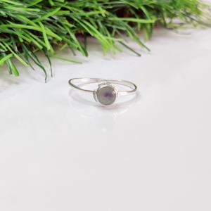 Anillo Clásico Ligero de Plata con Piedra Lunar Facetada para Bodas, Fiestas o Aniversarios - Product Image 1