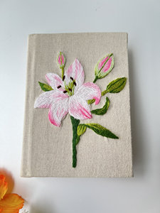 LABON Carnet brodé à la main de fleurs de lys rose Journal personnalisé en tissu couverture rigide A5 A6 Carnet personnalisé de fleurs de <span class=keywords><strong>naissance</strong></span> - Product Image 2