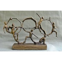 Forme irrégulière Nouveau modèle Designer Sculpture en métal robuste plaqué or de haute qualité avec base enduite de poudre de couleur noire
