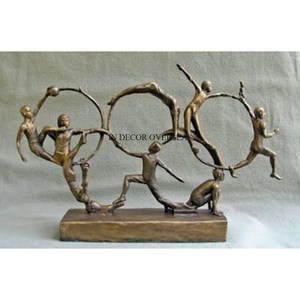 Forma irregular Nuevo patrón Diseñador Alto grado Chapado en oro Escultura hecha de metal resistente con base recubierta de polvo de color negro - Product Image 5