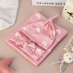 Conjunto de regalo personalizado para recién nacido, manta envolvente de algodón con estampado personalizado para bebé, sombrero con lazo rosa blanco, diseño de letra único - Product Image 1