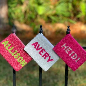 Pochette à monnaie personnalisée avec nom, en perles faites à la main, aux couleurs vives et ludiques, sac à maquillage personnalisé avec fermeture éclair, accessoire cadeau en perles - Product Image 1