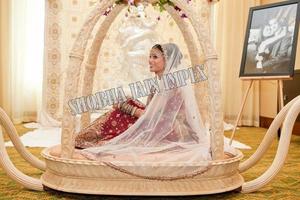 Doli en bois pour l'entrée de la mariée, paon - Product Image 2