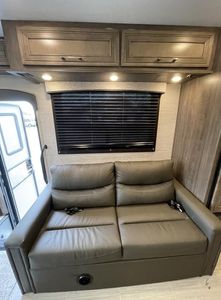 Autocaravana de Lujo ENTEGRA ODYSSEY 27U Usada del 2023 para Acampar, Emisión Euro 5, Capacidad para 4-6 Personas, Carga Útil de 11000 kg - Product Image 3