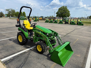 Tractor utilitario compacto John Deere 2025R de 35 HP, 4x4, con transmisión hidrostática, cargador frontal, retroexcavadora y listo para cortar césped, tractor diésel - Product Image 2