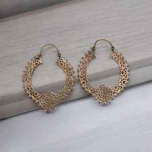 Boucles d'oreilles Mandala Tribal en laiton Vintage faites à la main personnalisable grande taille Boho ethnique cerceau Festival bijoux - Product Image 1