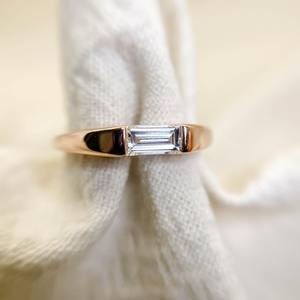 Anillo de compromiso de diamante de moissanita de corte Baguette de 5x3mm | Juego de barra East West minimalista | Plata 925 o chapado en oro de 18 quilates - Product Image 1