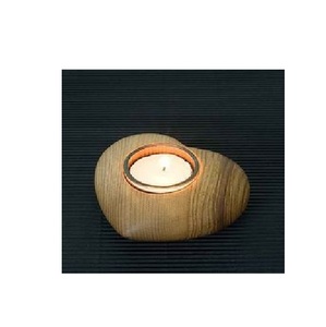Porte-bougie en bois moderne avec un design minimaliste et épuré, offrant une lumière chaude et apaisante, idéal pour une décoration intérieure paisible et relaxante. - Product Image 5