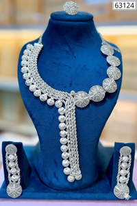 Ensemble de collier multi-chaînes en or de luxe avec des maillons de disques texturés et des boucles d'oreilles pendantes 63123 - Product Image 2