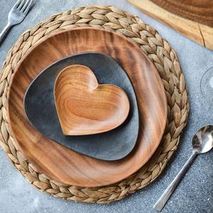 Belles assiettes en bois d'acacia en forme de coeur pour mariage plat à dessert en bois fait à la main fabriqué au Vietnam - Product Image 6