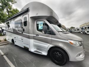 Remolque de Campamento Modelo Budget Park - Remolque de Viaje Familiar Moderno para 4 Personas con Baño para Acampar - Product Image 1