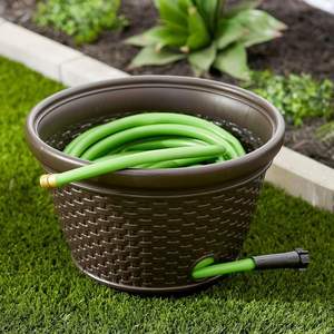 Soportes de metal resistentes para mangueras de jardín, diseñados para mangueras gruesas, que ofrecen opciones de almacenamiento en exteriores sin desorden. - Product Image 3