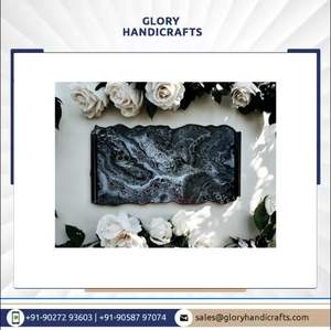 Plateau de service en époxy noir et blanc écologique fait à la main avec poignées décoratives pour la décoration intérieure ou les cadeaux - Product Image 2