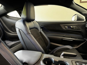 Coupé Sport 2 Portes Haute Performance 2024, Moteur Essence V8 5.0L, Transmission Automatique, Édition Premium Sombre, Cuir Droit - Product Image 3