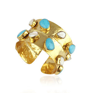 Brazalete ancho de turquesa con perla blanca, joyería de piedras preciosas múltiples, brazalete abierto chapado en oro con textura martillada - Product Image 2