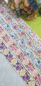 Hecho a medida en tela de base blanca, cordones bordados a máquina en diseños florales y en opciones multicolores para vestidos de novia. - Product Image 2