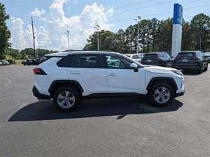 SUV XLE FWD 2024 d'occasion avec sièges en cuir, pneus R18, régulateur de vitesse adaptatif et intérieur clair - Product Image 3