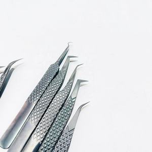 Pinzas de pestañas de acero inoxidable totalmente negras al por mayor, herramienta de extensión de pestañas sostenible con punta de fibra de sujeción fuerte y logotipo personalizado - Product Image 5