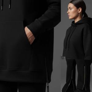 Ensemble deux pièces streetwear femme en coton noir mat personnalisé : sweat à capuche zippé avec fentes latérales et pantalon de survêtement court à ourlet fendu aux chevilles - Product Image 4