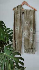 Bufanda de Algodón Khaki con Estampado Floral Estilo Tie Dye y Flecos para Mujer, Marca Ecoprint - Product Image 1