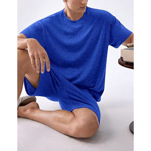 Conjunto de camiseta y pantalones cortos para hombre con logotipo personalizado, cómodo atuendo atlético de dos piezas para deportes de fitness y ropa de calle - Product Image 4