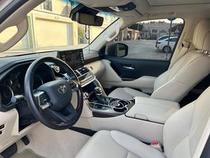 Toyota Land Cruiser GXR 2024, motor de gasolina V6 de 4.0L, transmisión automática de 6 velocidades y capacidad para 7 pasajeros. - Product Image 4