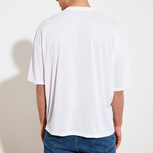 เสื้อยืดผู้ชายทรงโอเวอร์ไซส์ ขอบโค้ง สีขาว ผ้าฝ้าย 100% เป็นมิตรกับสิ่งแวดล้อม แห้งเร็ว สกรีนโลโก้ตามสั่ง โรงงานขายส่งโลโก้แบบกำหนดเอง - Product Image 4