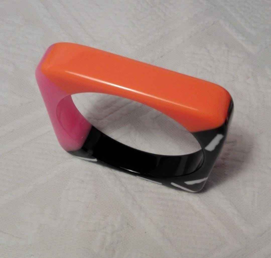 สีขาวสีดำสีเขียว yallow