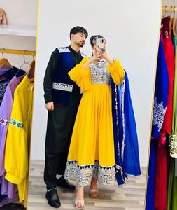 Ensemble de vêtements de mariage ethniques traditionnels pakistanais vintage pour couple, longueur au sol, faits à la main, personnalisables, vente en gros - Product Image 1