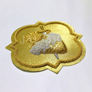 Écussons en soie brodés à la main avec logo personnalisé en gros, badges de tissu de mode haut de gamme faits à la main avec emballage personnalisé - Product Image 5