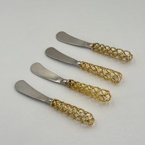 Nouveaux modèles de couteaux à beurre en métal robuste, finition argentée, avec poignées uniques et fantaisistes plaquées or, de conception originale. - Product Image 4